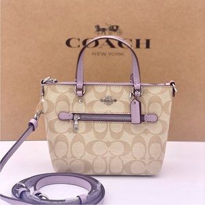 Coach Mini Gallery Crossbody In
Signature Canvas